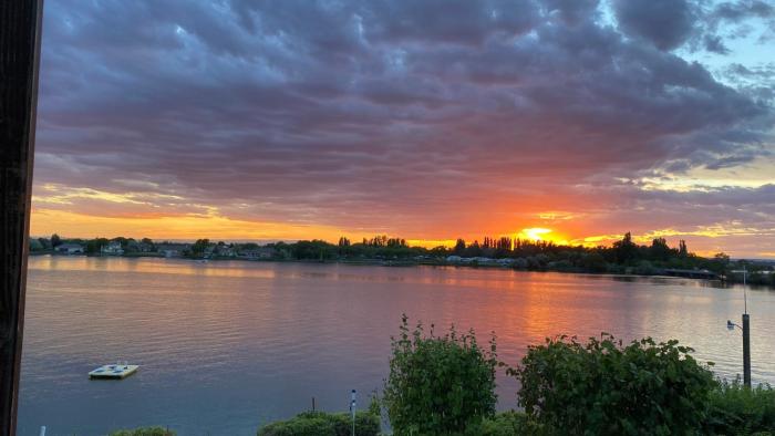 lakeshore inn water front