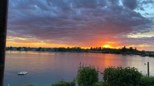 lakeshore inn water front
