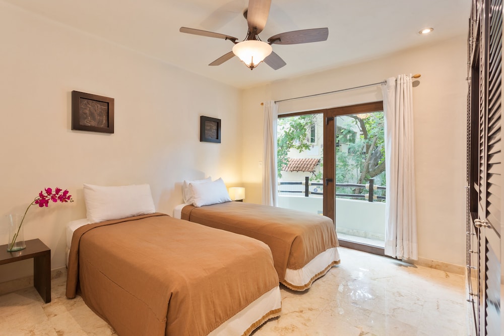 el taj oceanfront and beachside condo hotel