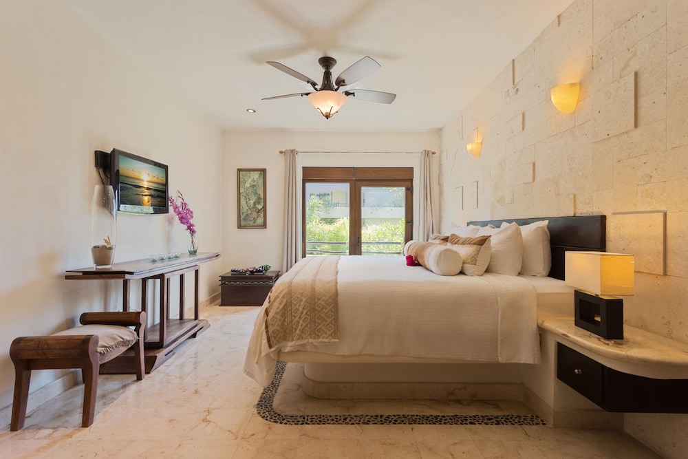 el taj oceanfront and beachside condo hotel