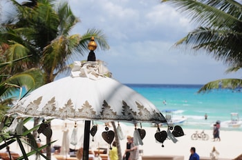 el taj oceanfront and beachside condo hotel