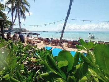 el taj oceanfront and beachside condo hotel