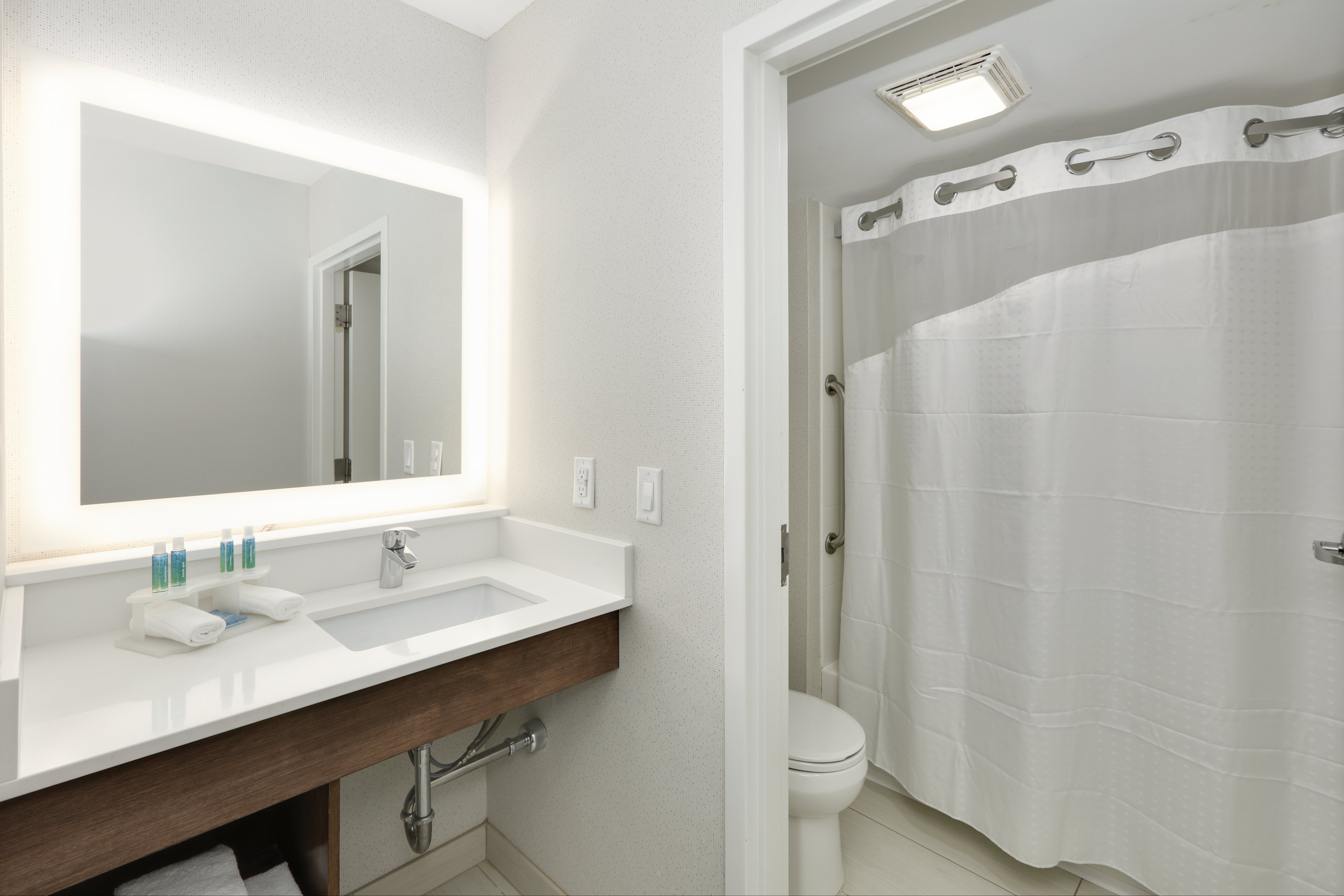 holiday inn express suites irving conv ctr las col