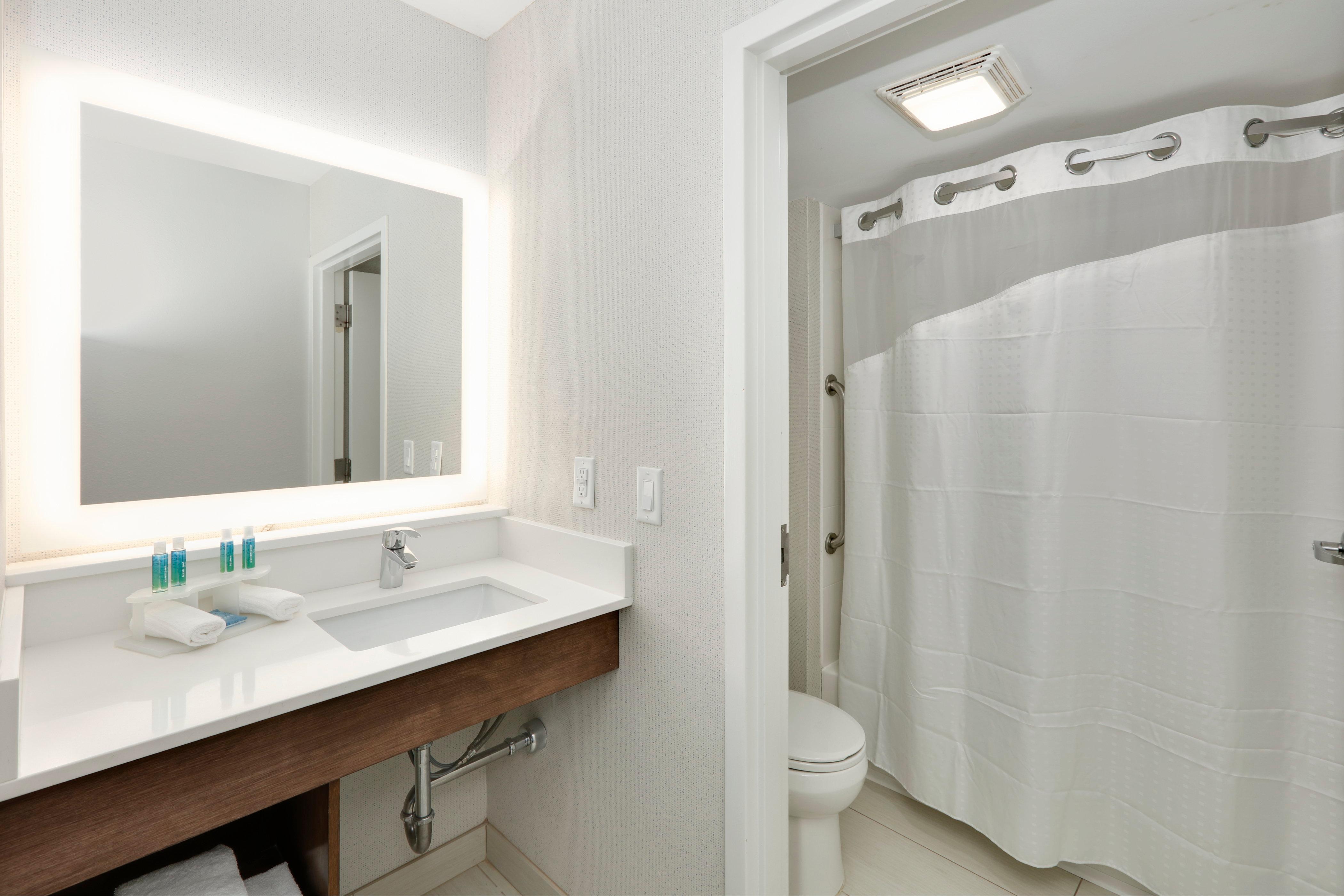 holiday inn express suites irving conv ctr las col