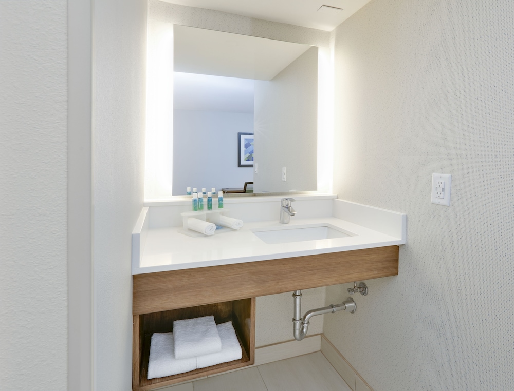 holiday inn express suites irving conv ctr las col