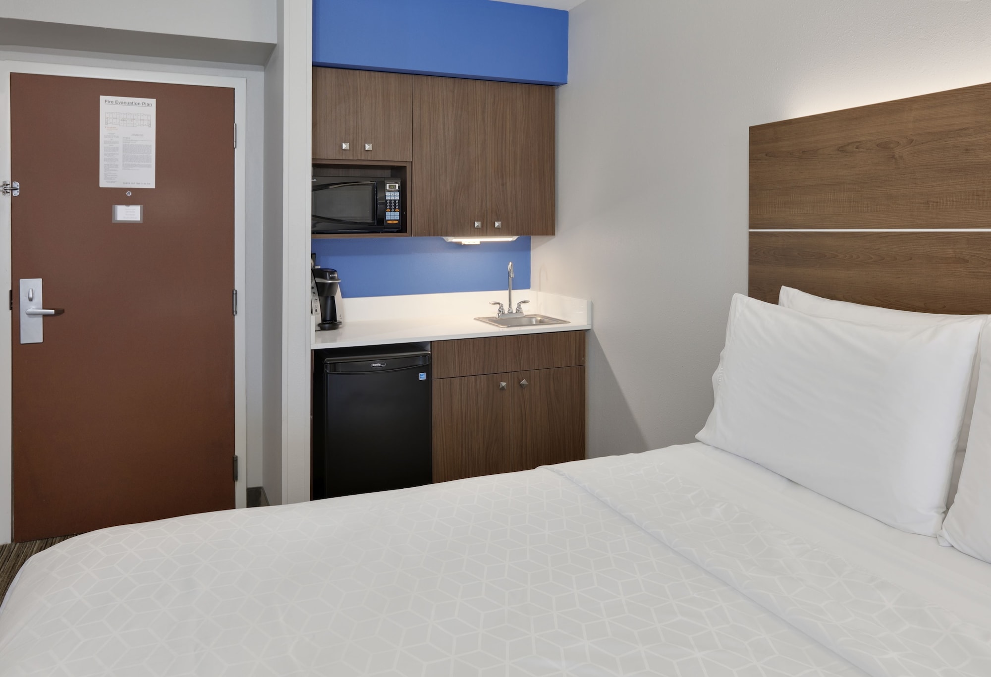 holiday inn express suites irving conv ctr las col