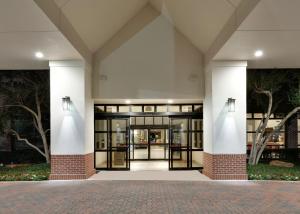 holiday inn express suites irving conv ctr las col