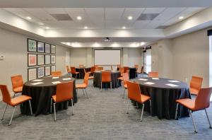 holiday inn express suites irving conv ctr las col