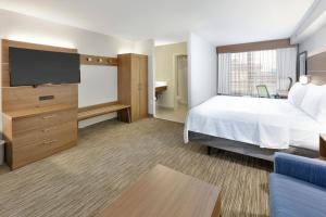 holiday inn express suites irving conv ctr las col