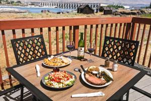 Columbia River Hotel, Ascend Hotel Collection,Hood River>>Biggs Junction,3 star