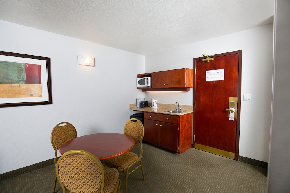 service plus inn and suites grande prairie