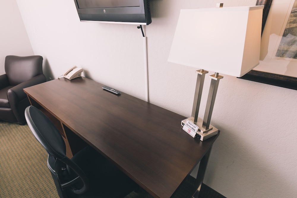 service plus inn and suites grande prairie