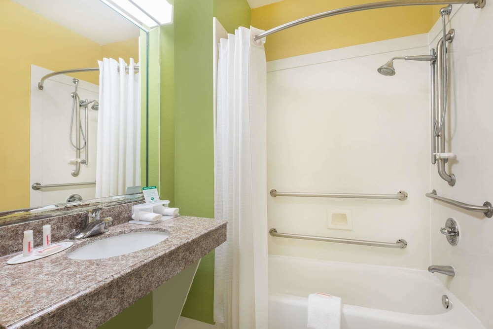 quality inn bay city tx
