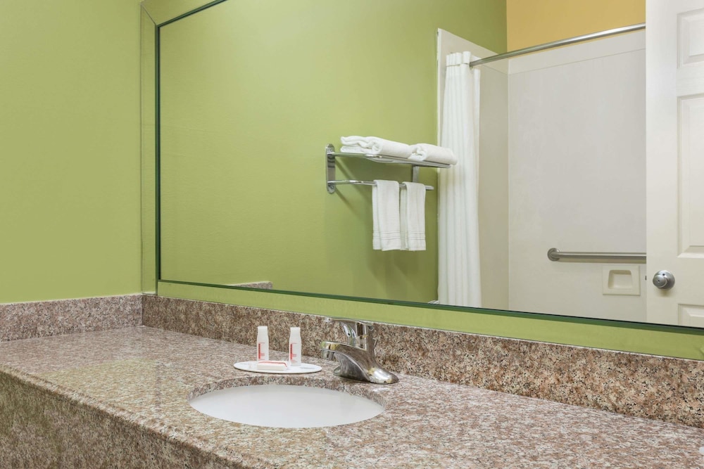 quality inn bay city tx