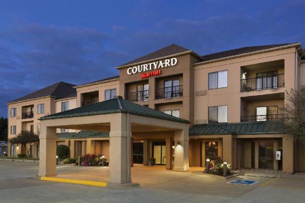 courtyard bloomington normal