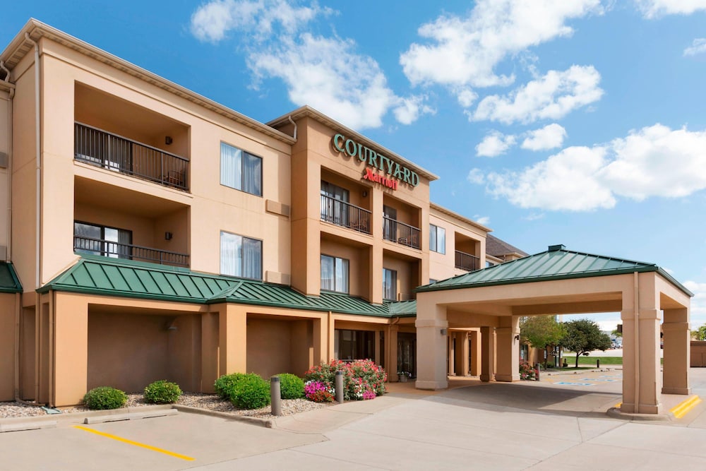 courtyard bloomington normal