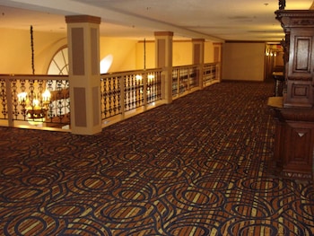 The Chateau Hotel And Conference Center,Near The Shoppes At College Hills,3 star