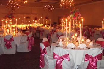 The Chateau Hotel And Conference Center,Near The Shoppes At College Hills,3 star