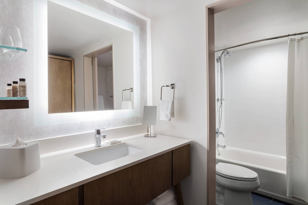 Delta Hotels By Marriott Virginia Beach Waterfront,Virginia Beach>>Norfolk,4 star