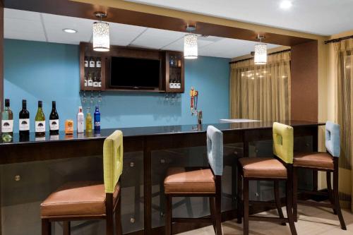 la quinta inn and suites by wyndham lagrange i 85