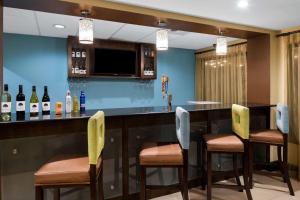 la quinta inn and suites by wyndham lagrange i 85