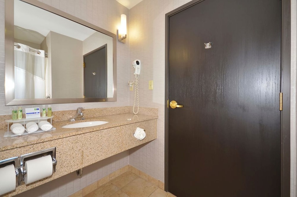 holiday inn express and suites farmington by ihg