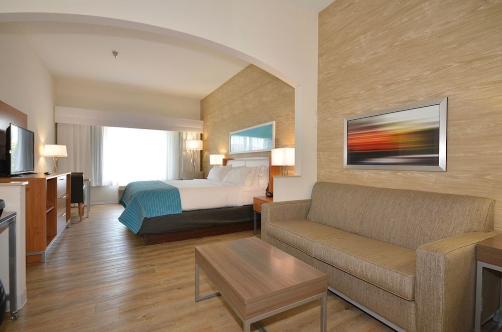 holiday inn express and suites farmington by ihg