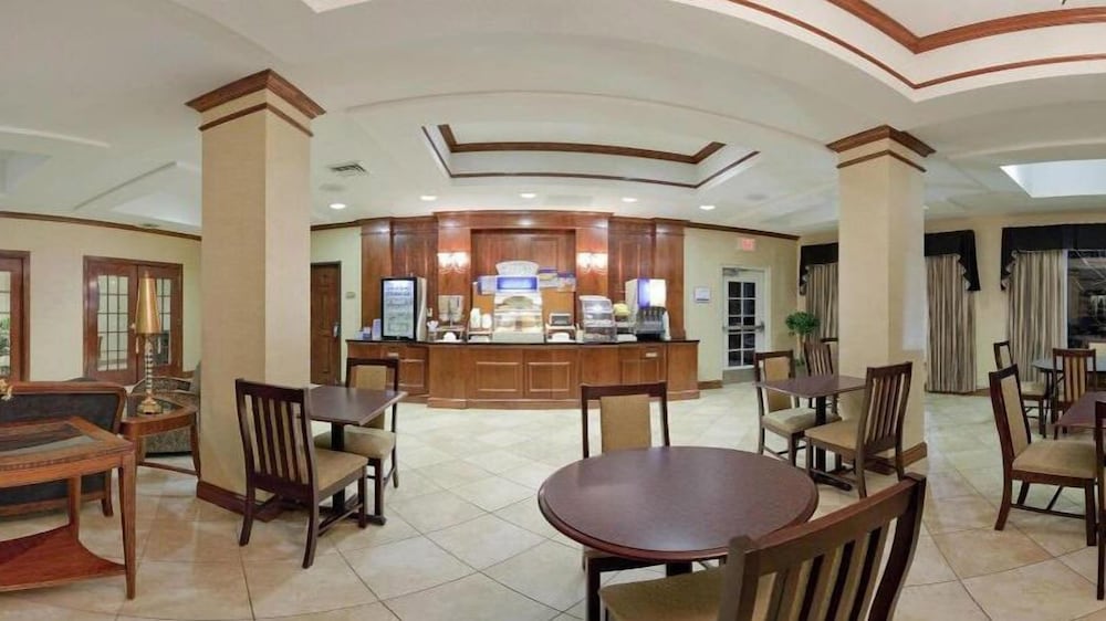 holiday inn express and suites farmington by ihg
