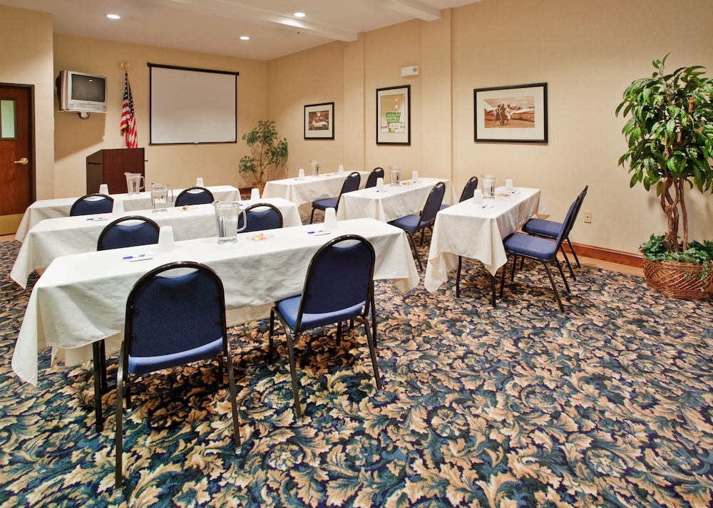 holiday inn express and suites farmington by ihg