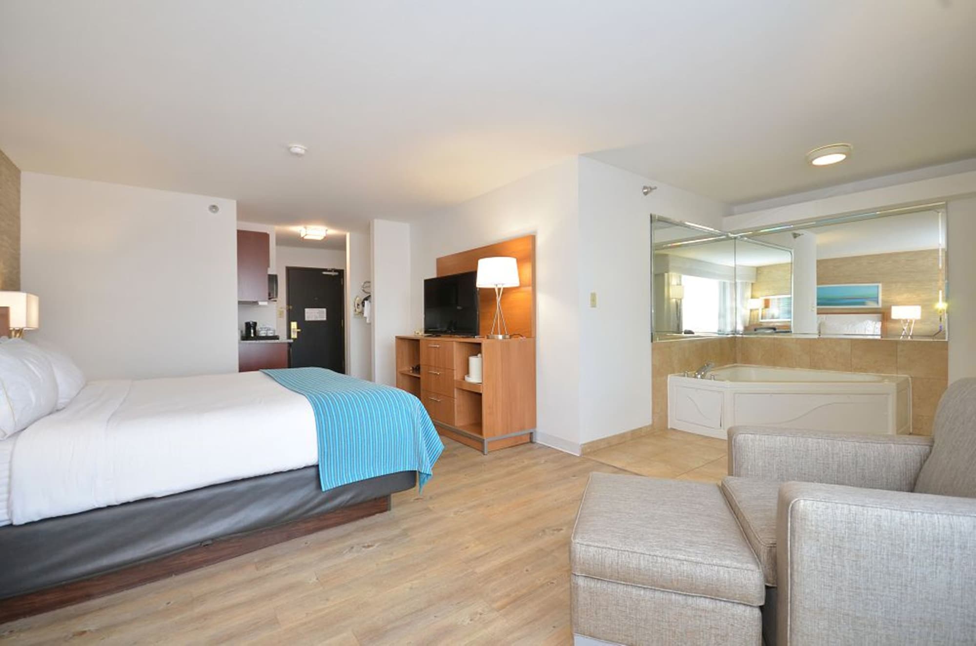 holiday inn express and suites farmington by ihg