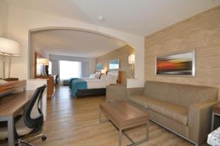 holiday inn express and suites farmington by ihg