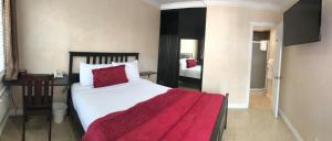 nite inn walking distance to universal studios hollywood