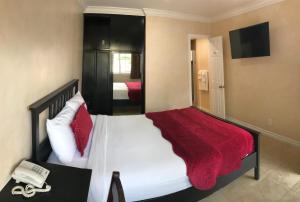 nite inn walking distance to universal studios hollywood