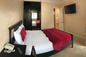 nite inn walking distance to universal studios hollywood