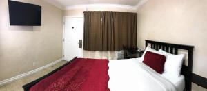 nite inn walking distance to universal studios hollywood