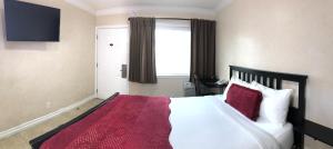 nite inn walking distance to universal studios hollywood