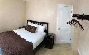 nite inn walking distance to universal studios hollywood