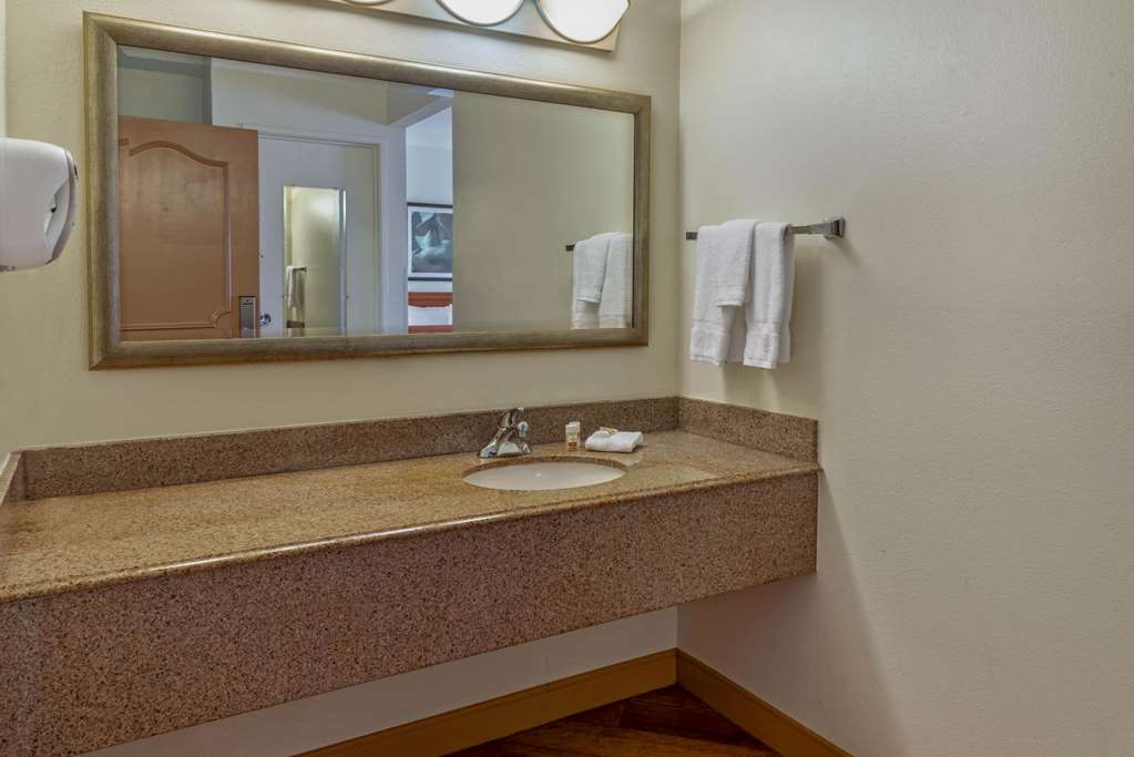 la quinta inn and suites by wyndham tampa brandon west