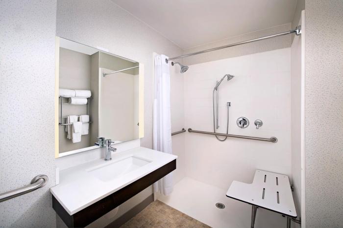 holiday inn express and suites baltimore bwi airport
