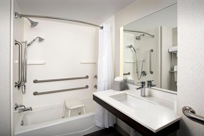 holiday inn express and suites baltimore bwi airport