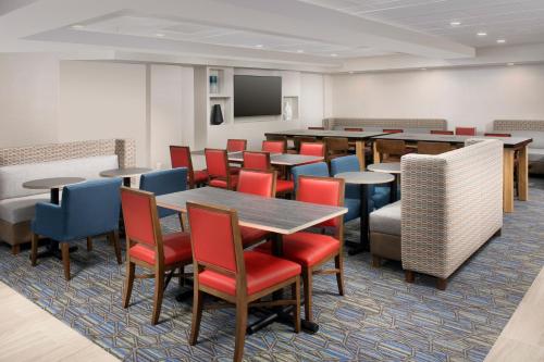holiday inn express and suites baltimore bwi airport