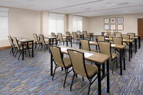 holiday inn express and suites baltimore bwi airport