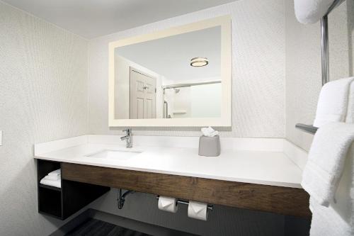 holiday inn express and suites baltimore bwi airport