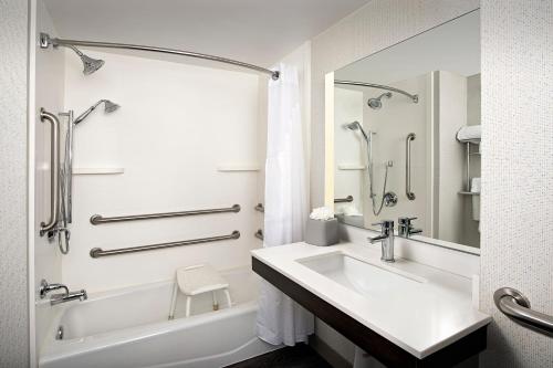 holiday inn express and suites baltimore bwi airport