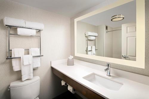 holiday inn express and suites baltimore bwi airport