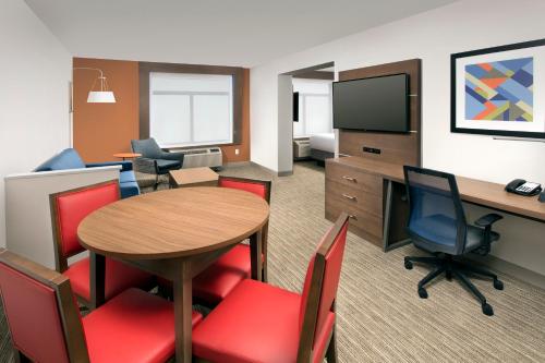 holiday inn express and suites baltimore bwi airport
