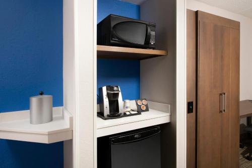 holiday inn express and suites baltimore bwi airport