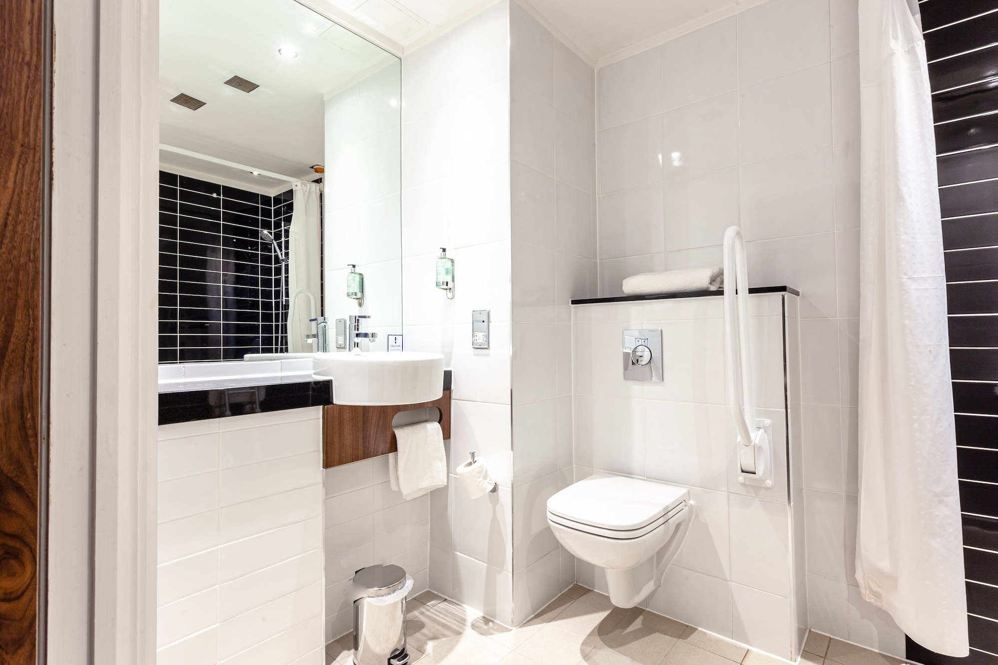holiday inn express edinburgh airport by ihg