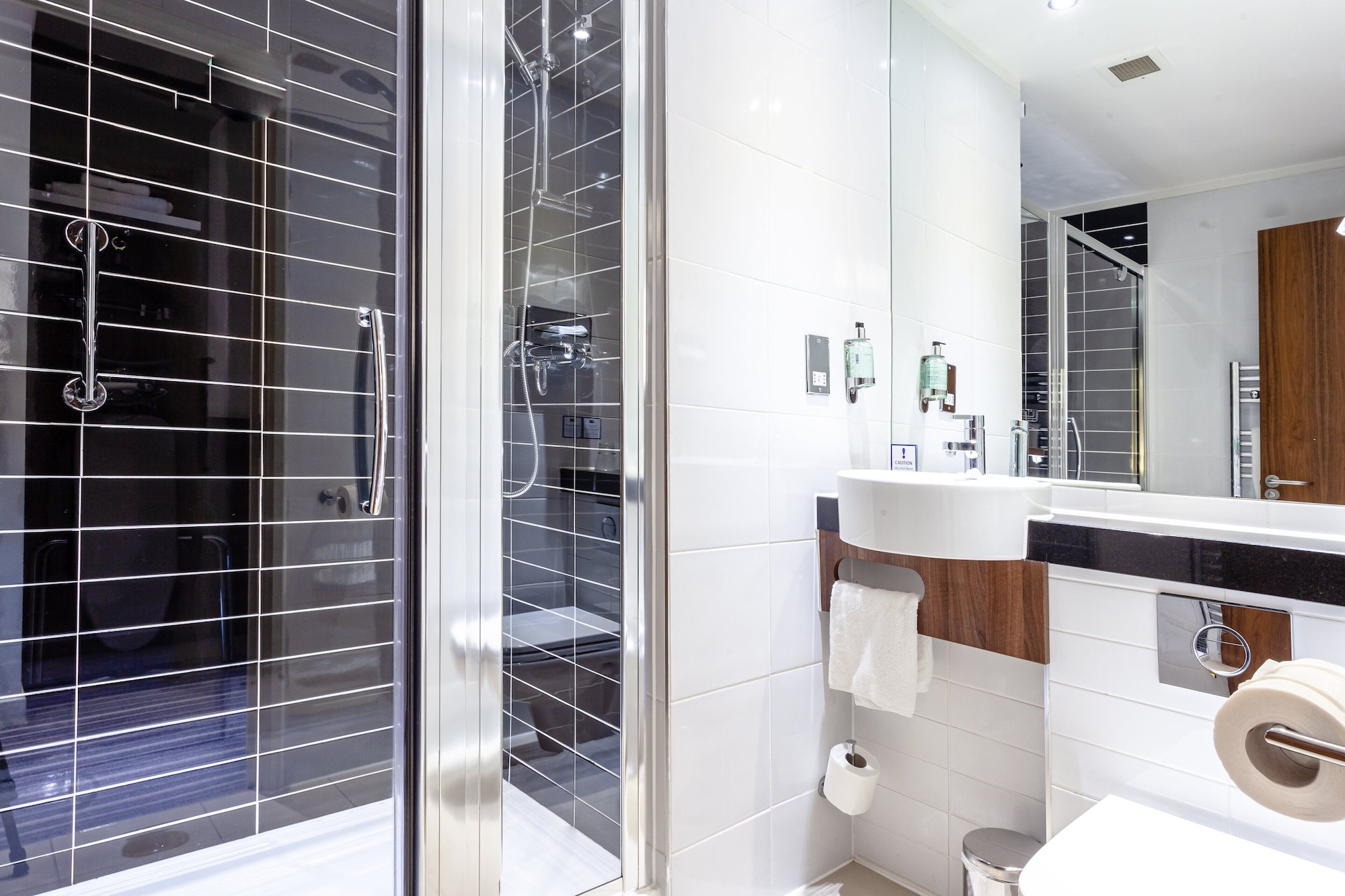 holiday inn express edinburgh airport by ihg