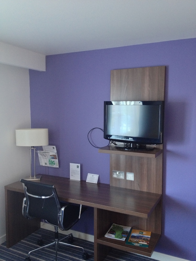 holiday inn express edinburgh airport by ihg